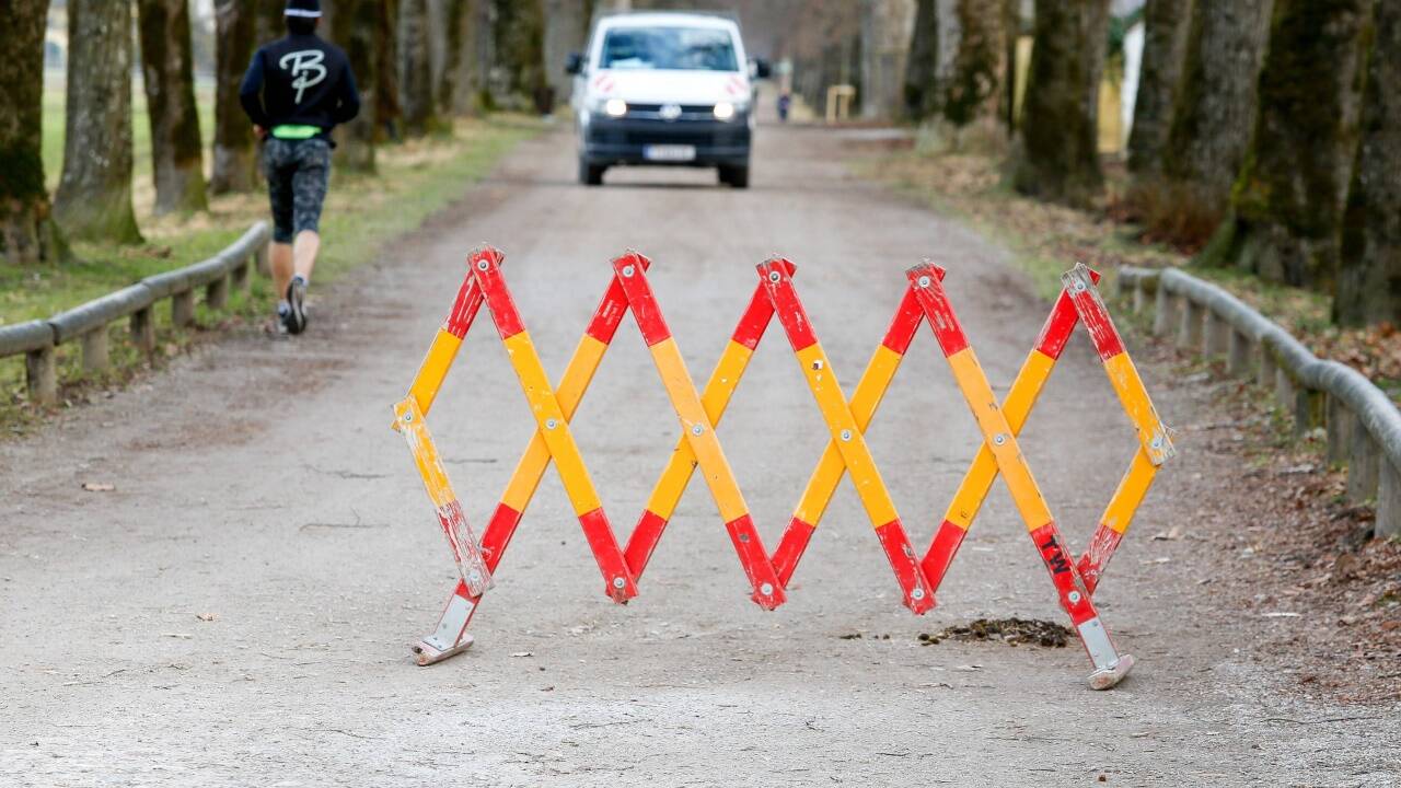 Der Magistrat ließ Montag früh dieses Sperrgitter in der Hellbrunner Allee in Salzburg aufstellen. 