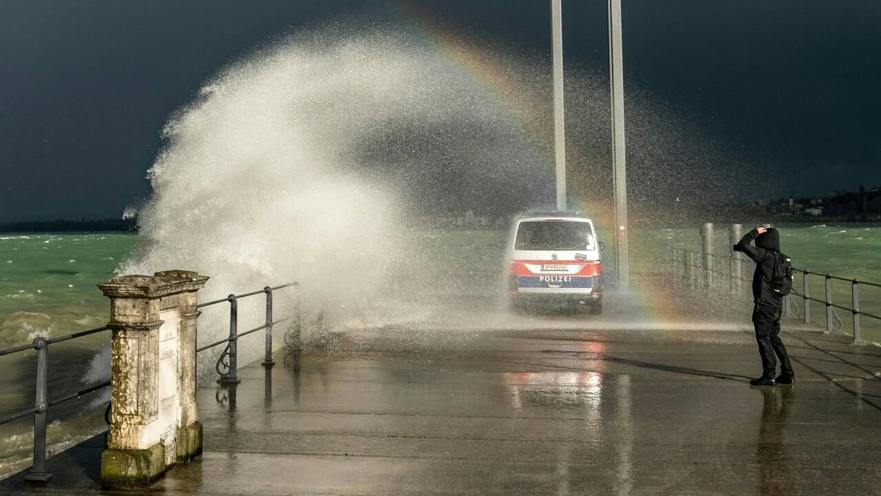Wasser schwappt über die Ufer des Bodensees in Bregenz.  