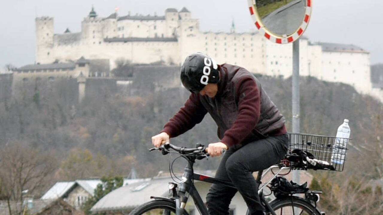 Ein Radfahrer kämpft gegen den Wind des Sturmtiefs 'Sabine' am Montag, 10. Februar 2020, in Salzburg.  