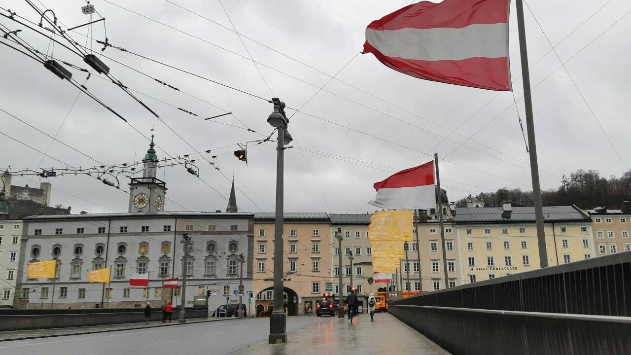 Starker Wind am Montag, 10. Februar 2020, auf der Staatsbrücke in Salzburg.  