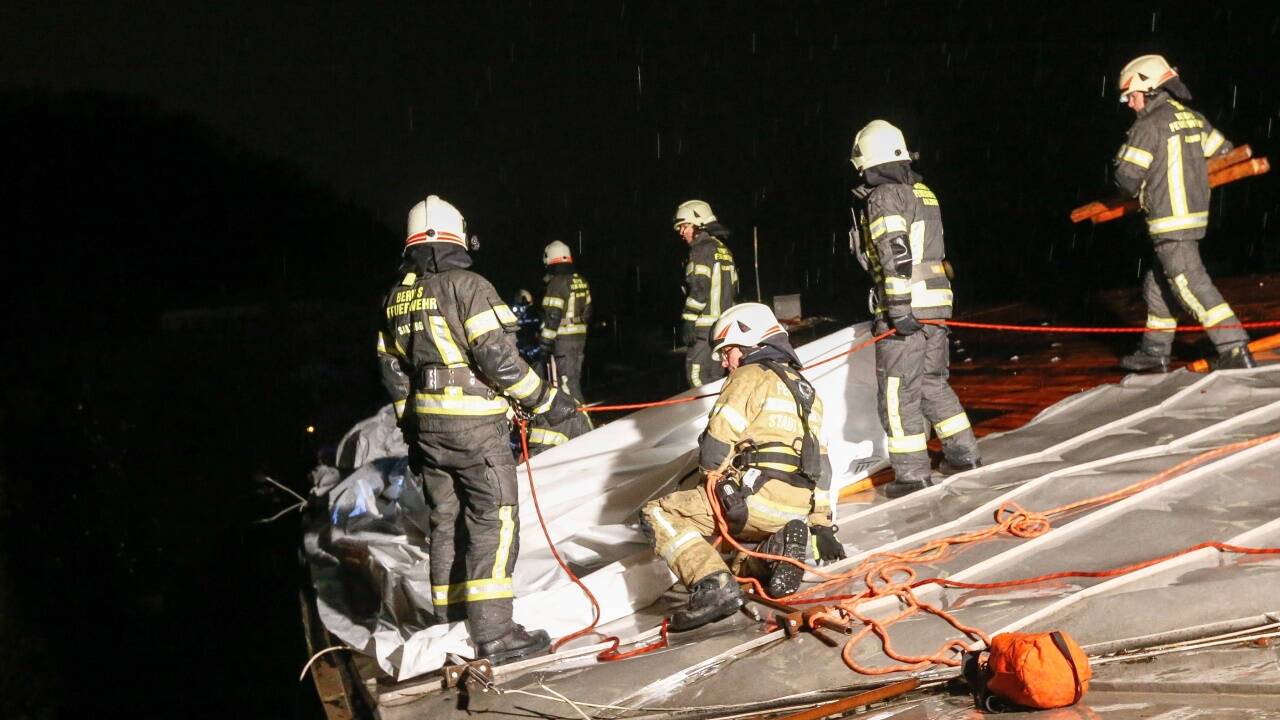 Feuerwehreinsatz wegen des abgedeckten Dachs an der Fürstallergasse in Salzburg. 