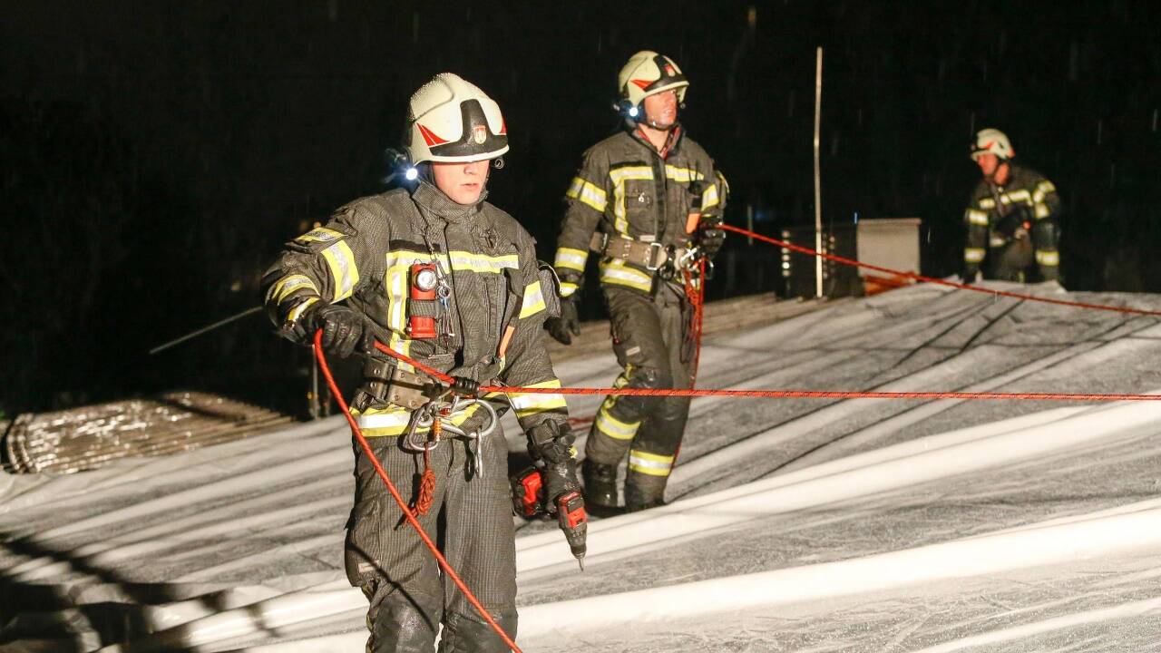 Feuerwehreinsatz wegen des abgedeckten Dachs an der Fürstallergasse in Salzburg. 