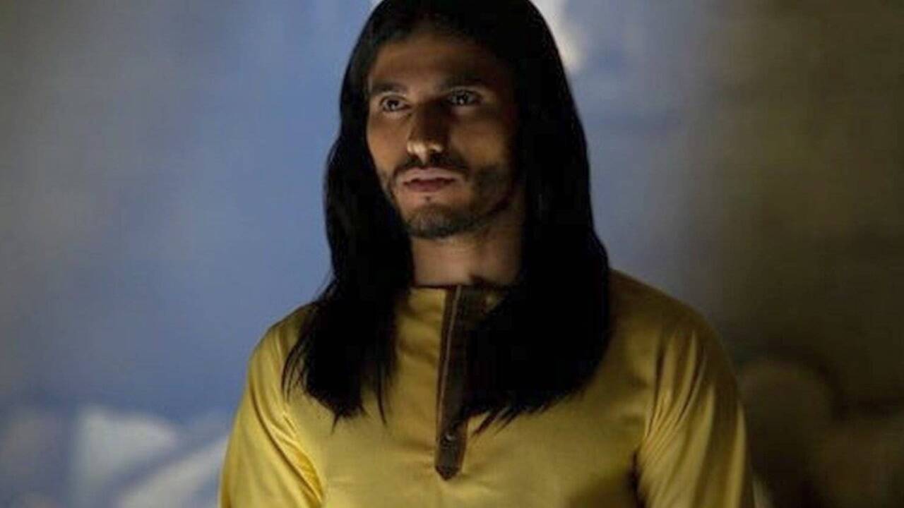 Ein neuer Jesus oder doch ein Betrüger? Mehdi Dehbi spielt Payam Gishiri „al-Masih“ Ein neuer Jesus oder doch ein Betrüger? Mehdi Dehbi spielt Payam Gishiri „al-Masih“