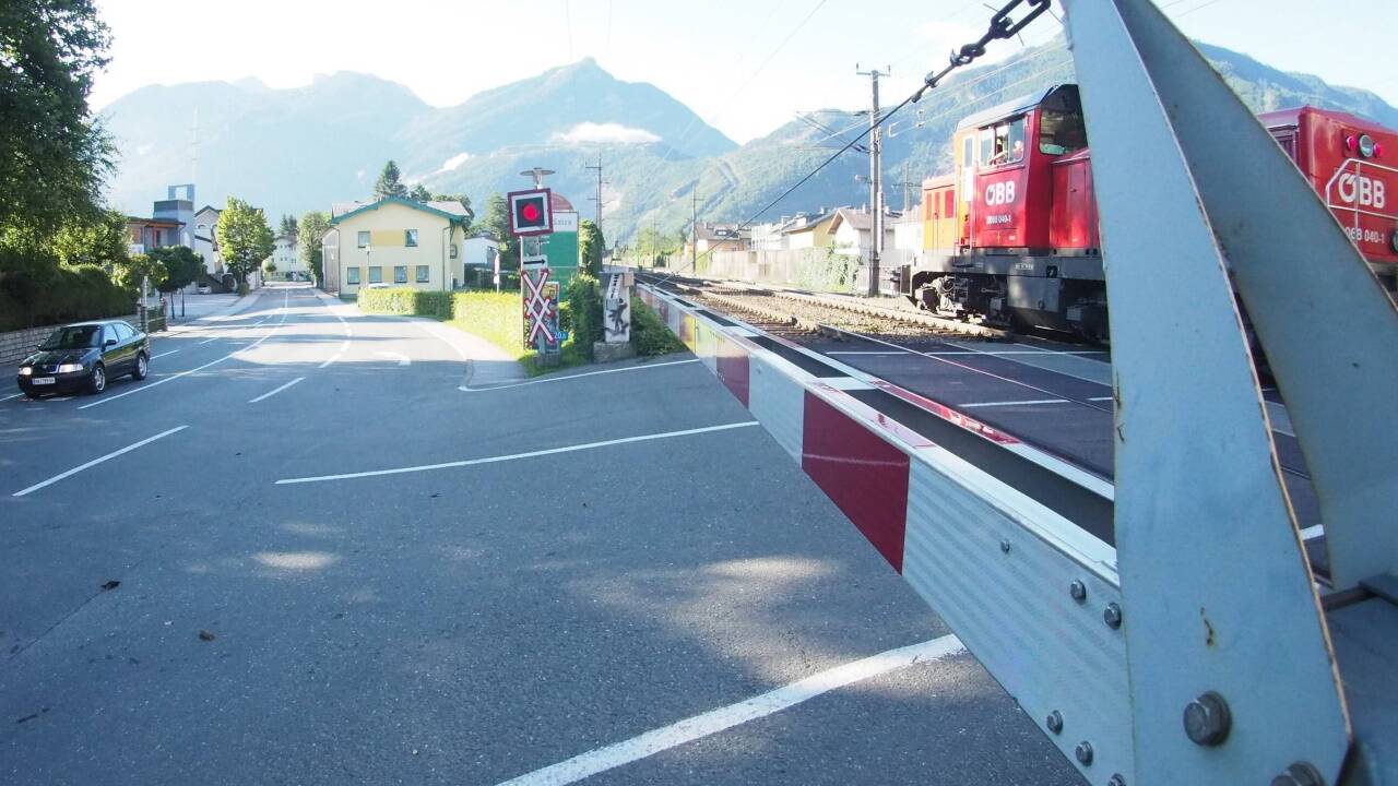 Der Gollinger Bahnschranken ist jeden Tag in Summe mehrere Stunden geschlossen. 