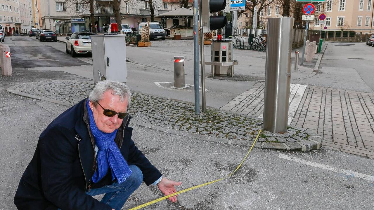 SN-Lokalaugenschein bei der Einfahrt zur Kaigasse. Die Lücke beträgt 2,5 Meter. Magistratsmitarbeiter haben mittlerweile einen kleinen Betonquader hineingestellt. 
