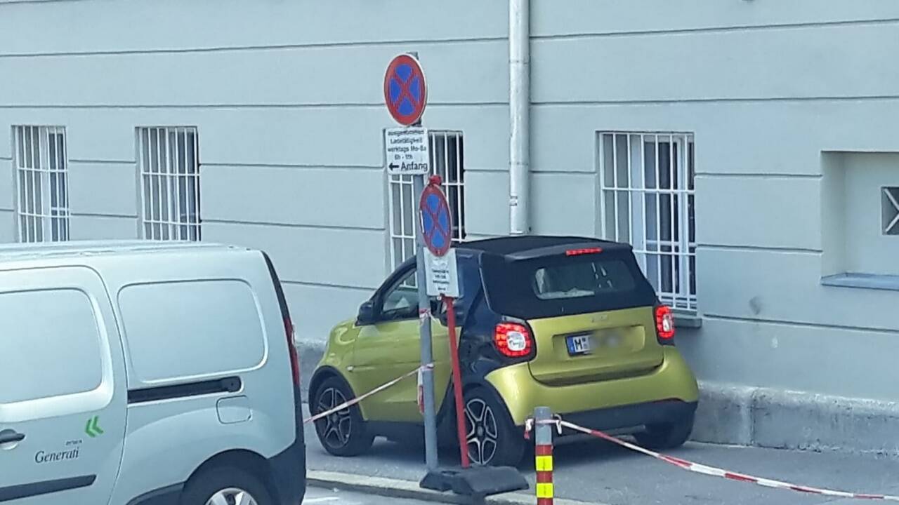 Lücke vor dem Mozartplatz: Sie beträgt 2,90 Meter – Platz genug für einen Pkw. Zumindest diesem Smart ist die Durchfahrt gelungen. 