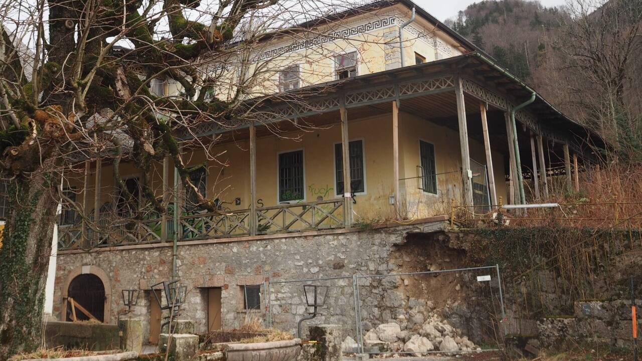 Bei der Ceconi-Villa auf Gut Guggenthal brach eine Stützmauer ein. 