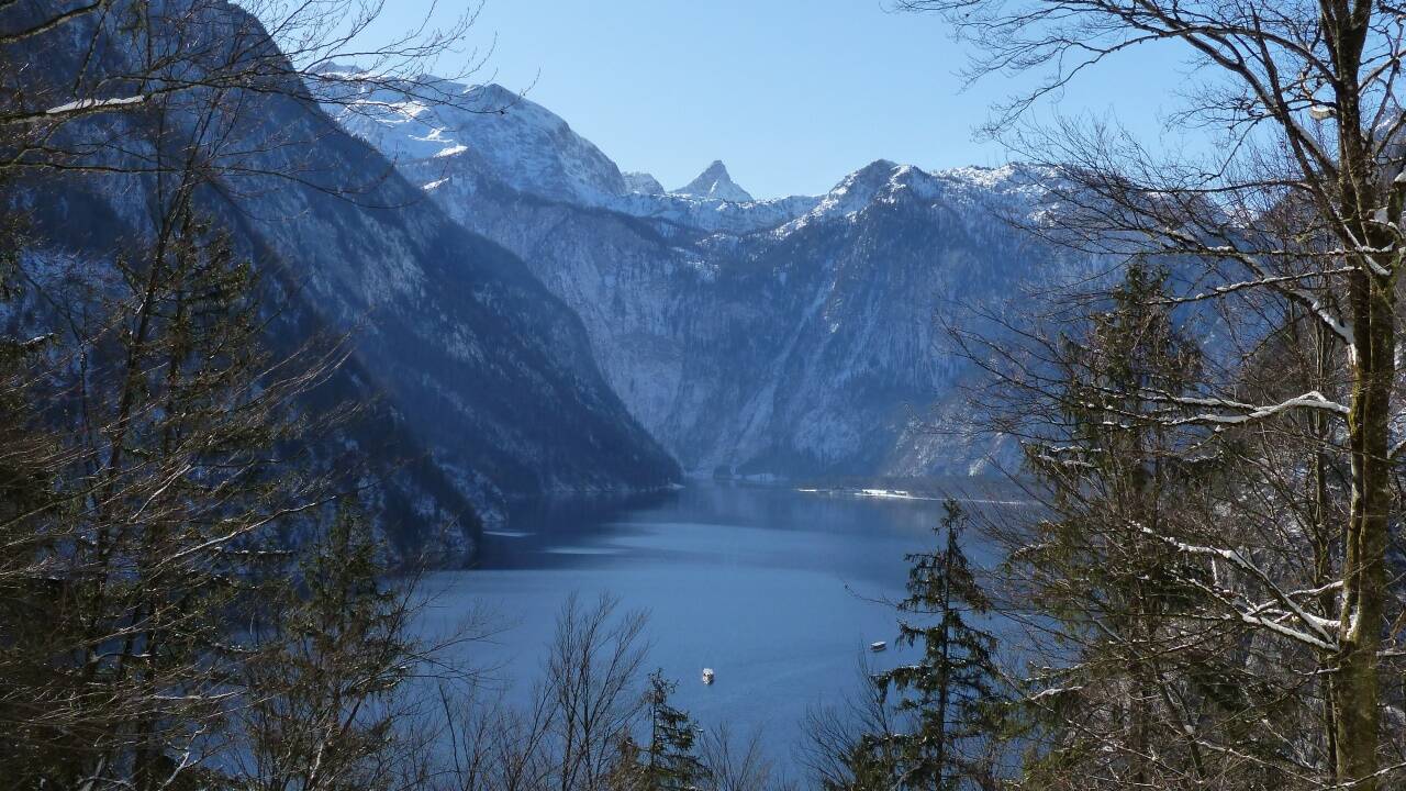 Prächtiger Blick vom Malerwinkel-Rundweg auf den geheimnisvollen See. 