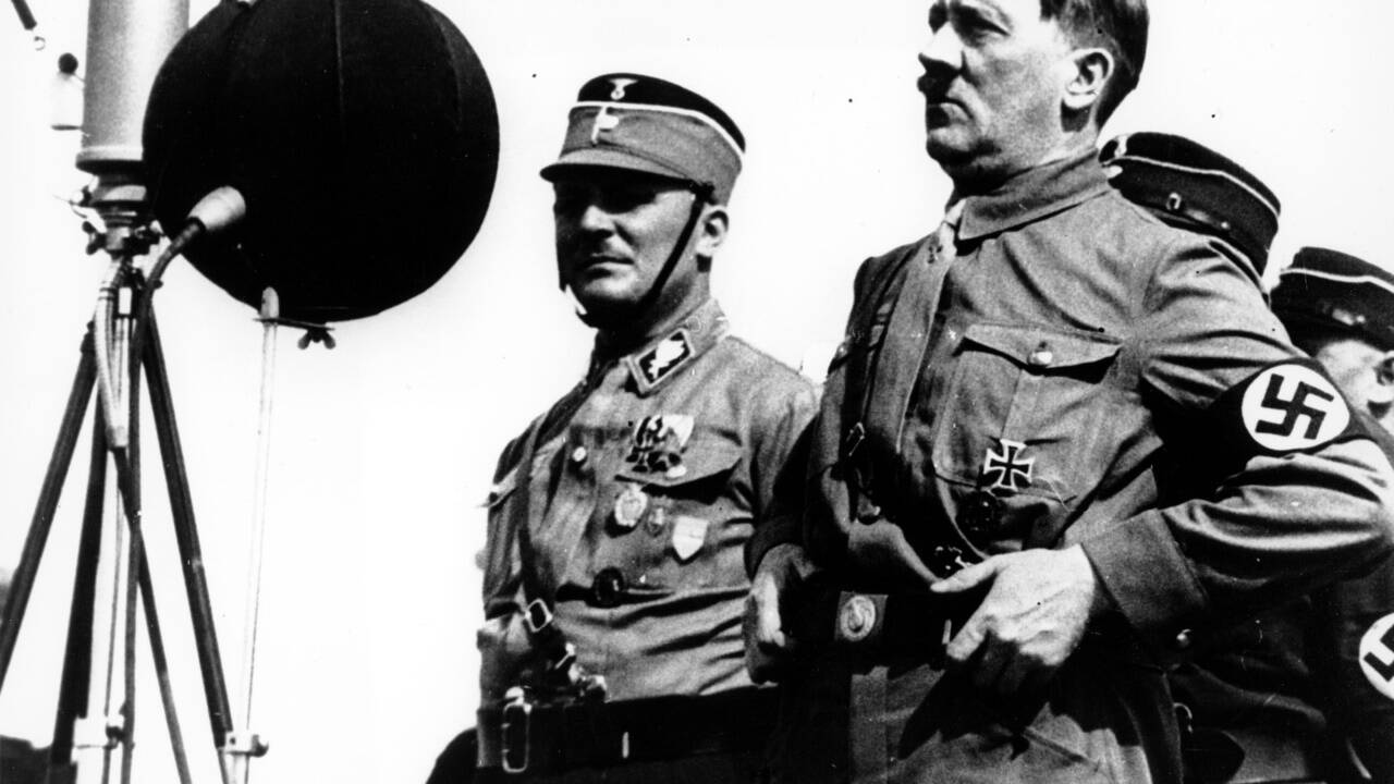 Adolf Hitler 1933 in Kiel. Dürfte sich eine neue NSDAP in Österreich gründen? Die Antwort fällt überraschend aus. Reinhard Klaushofer, Autor des Beitrags, ist Fachbereichsleiter für Verwaltungs- und Verfassungsrecht an der Universität Salzburg.  