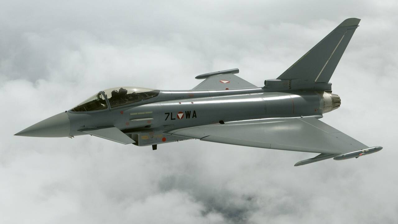 Teuer und umstritten: Eurofighter Taifun des österreichischen Bundesheeres (hier am 12. Juli 2007 beim Anflug zur Erstlandung auf dem Fliegeerhorst Hinterstoisser in Zeltweg).  Teuer und umstritten: Eurofighter Taifun des österreichischen Bundesheeres (hier am 12. Juli 2007 beim Anflug zur Erstlandung auf dem Fliegeerhorst Hinterstoisser in Zeltweg).