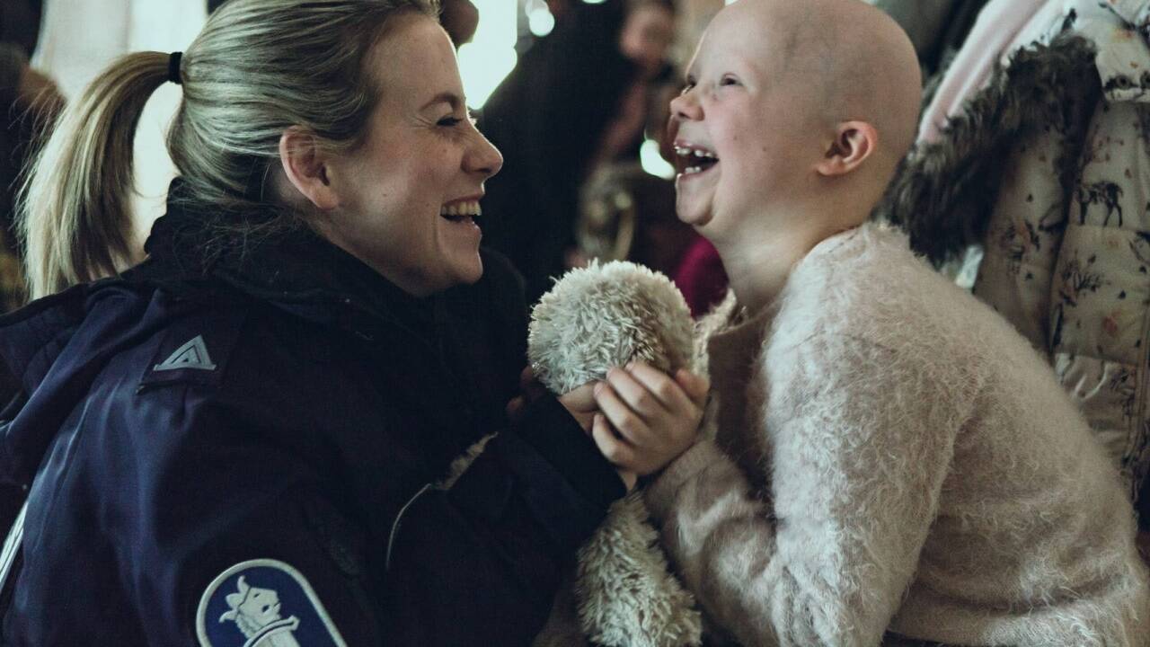 Die Polizistin Nina Kautsalo (Iina Kuustonen) liebt ihre Tochter Venla (Venla Ronkainen) abgöttisch. 