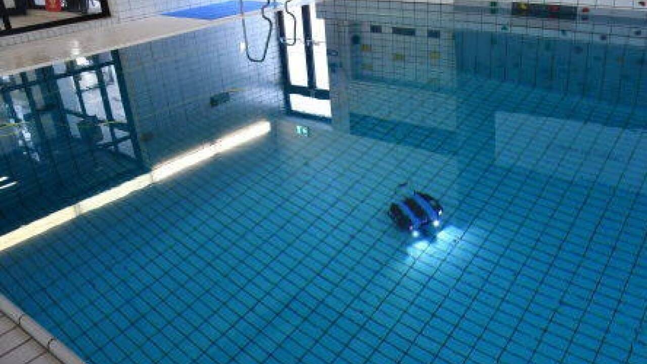 Der Tauchroboter wurde zunächst in einem Hallenbad getestet.  