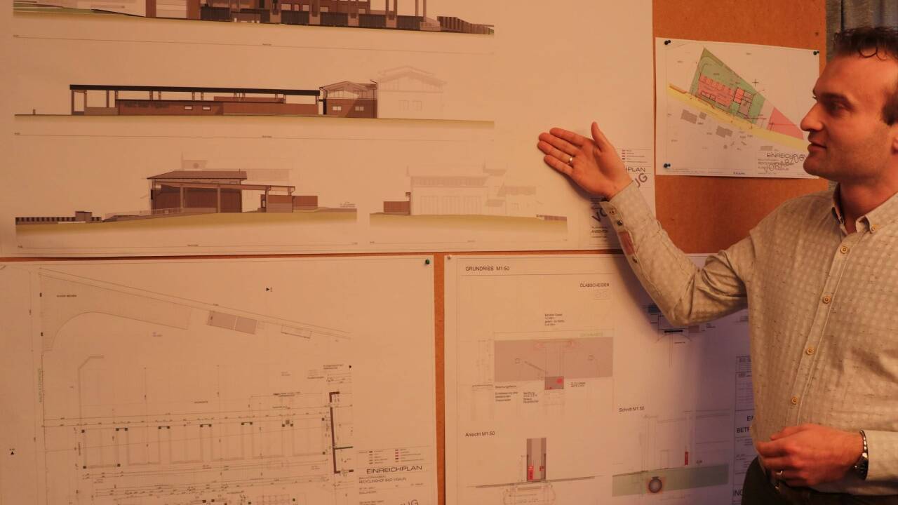 Bürgermeister Fritz Holztrattner zeit die Pläne für den Neubau her.Bild:  