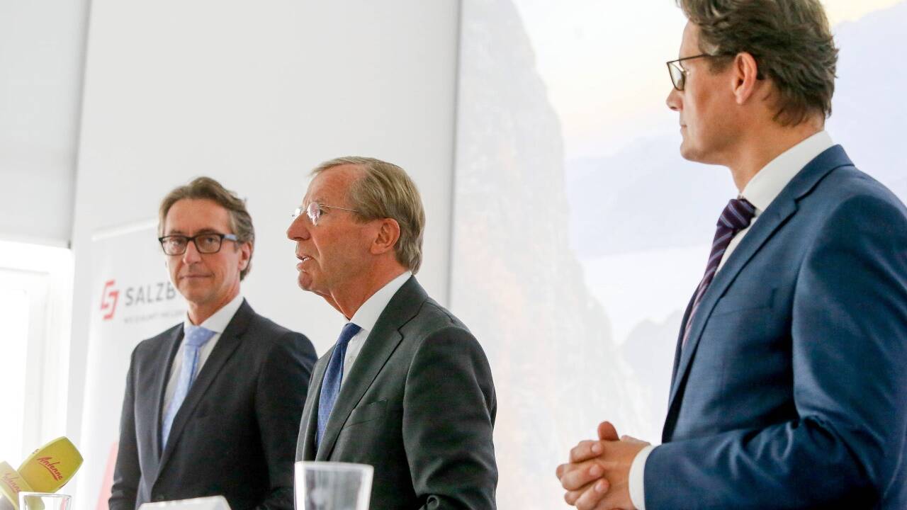 Landeshauptmann und Aufsichtsratsvorsitzender Wilfried Haslauer mit den beiden Vorständen der Salzburg AG, Leo Schitter und Horst Ebner. Die geheime „Reorganisation des Verkehrsbereichs“ war innerhalb der Salzburg AG bis April geplant. Landeshauptmann und Aufsichtsratsvorsitzender Wilfried Haslauer mit den beiden Vorständen der Salzburg AG, Leo Schitter und Horst Ebner. Die geheime „Reorganisation des Verkehrsbereichs“ war innerhalb der Salzburg AG bis April geplant.