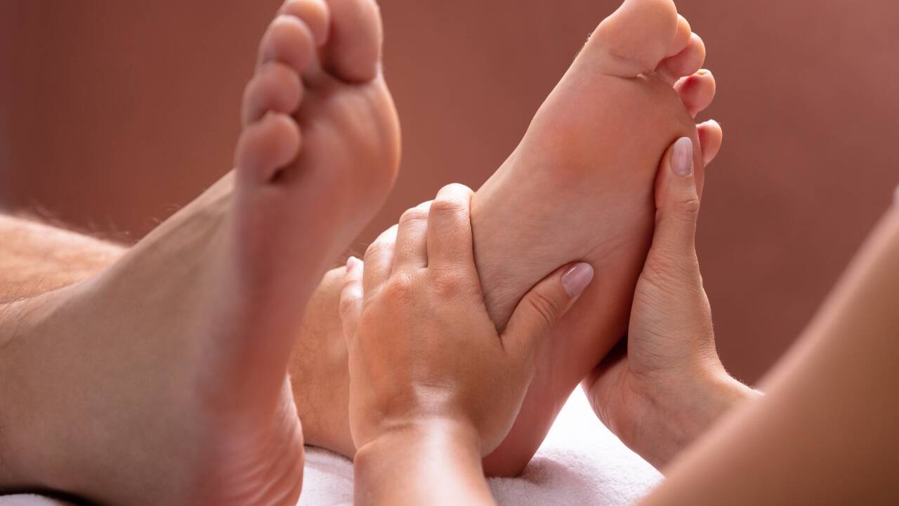 Bei Verdauungsproblemen sind Techniken wie die Fußreflexmassagen hilfreich. 