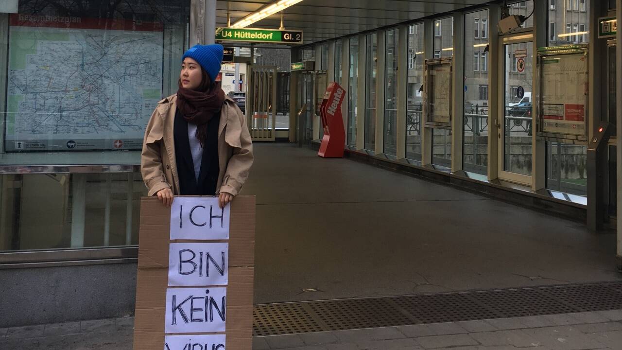 Die 27-jährige Wienerin Saya stellte sich vor die U-Bahn-Station Kettenbrückengasse in Wien mit dem Schild „Ich bin kein Virus“. 