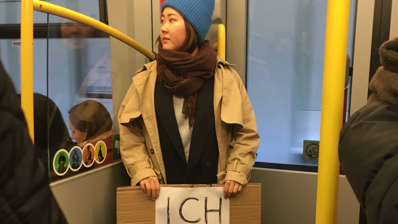 Danach fuhr die 27-Jährige noch mit der U3 und der U4, um die Leute für Rassismus infolge des Coronavirus zu sensibilisieren. 