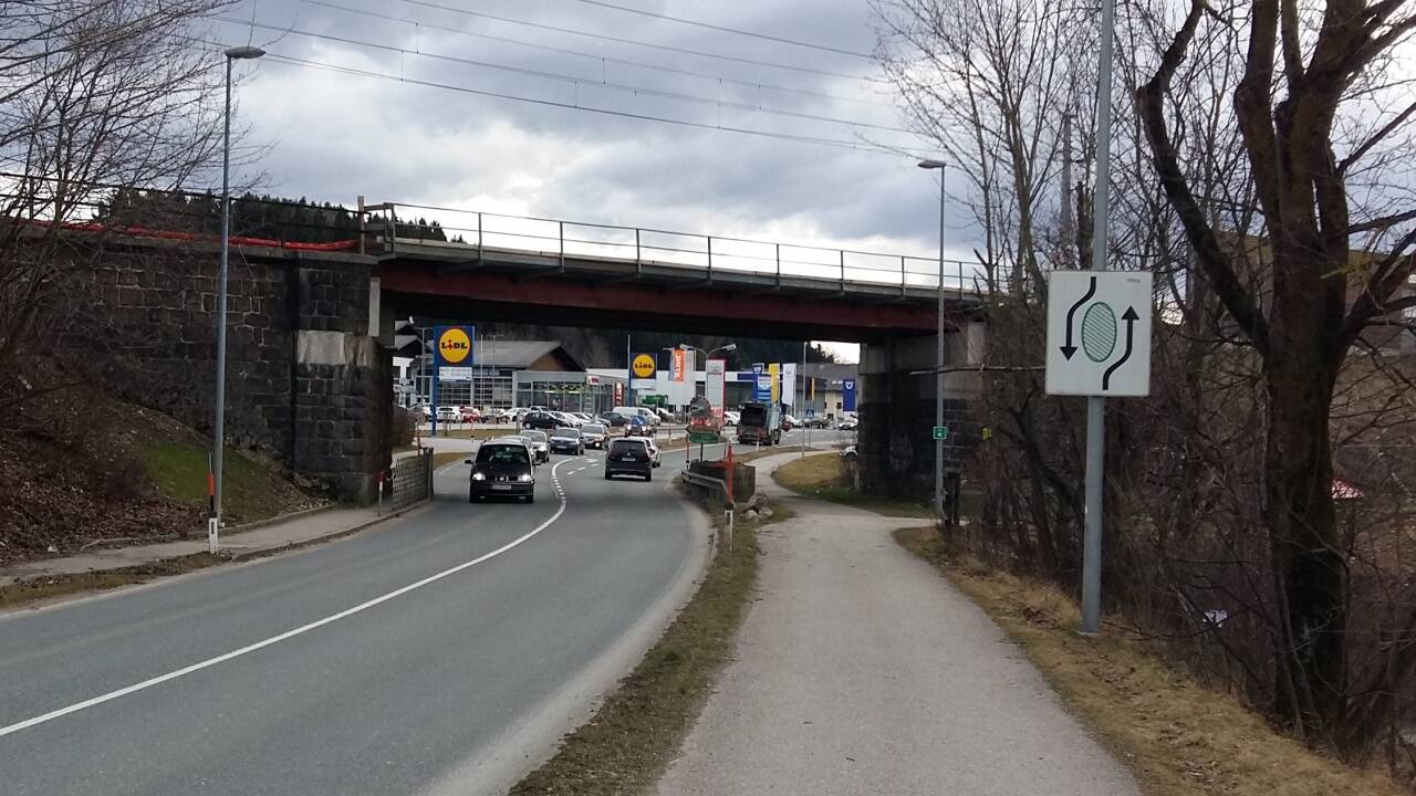 Die B1 und die Eisenbahnbrücke bilden einen Brennpunkt im Verkehr in Straßwalchen. 