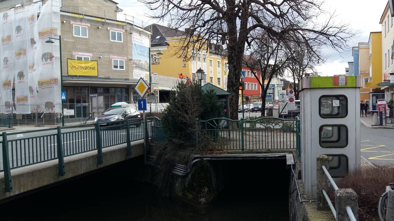 Die geplante Baustelle im Straßwalchner Ortskern bei der Einmündung des Pfongauer Bachs in den Hainbach musste verschoben werden. 