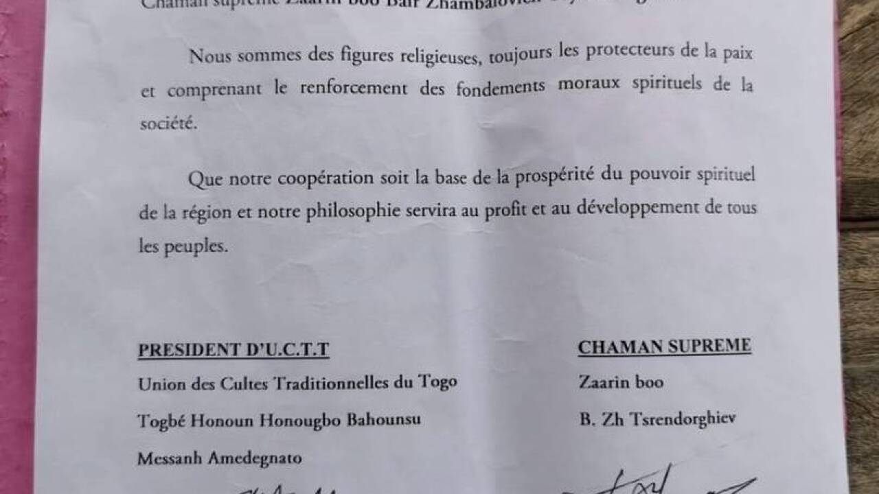 Ein Ausschnitt aus dem Vertrag: Schamanen aus Sibirien und Afrika schlossen sich in Togo zusammen.  
