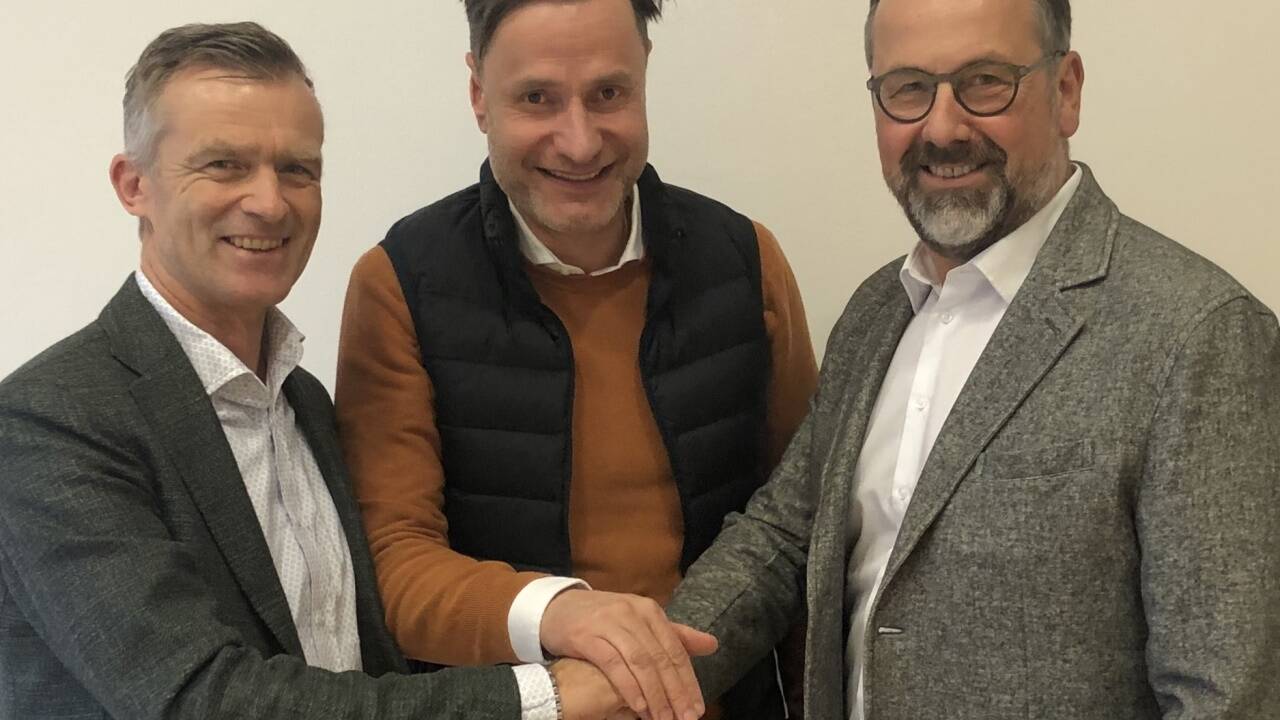 Das Leube-Führungsduo Heimo Berger (links) und Rudolf Zrost (rechts) nach der Vertragsunterzeichnung mit Wolfgang Rieder (Mitte).  