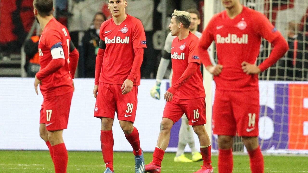 Ratlos, hilflos: Salzburg-Spieler nach dem 4:0 für Frankfurt. 