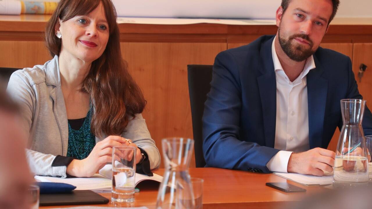 Stadträtin Martina Berthold und Landesrat Stefan Schnöll beim Versuch, die Baustellen im laufenden Jahr bestmöglich zu koordinieren.  