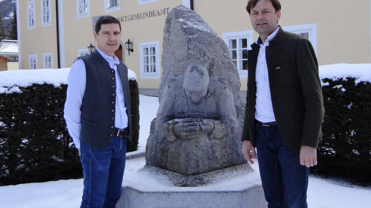 Bgm. Johann Schnitzhofer (ÖVP, re.) und TVB-Obmann Gerhard Wagenhofer vor dem alten Pflegerbrunnen, der verlegt wird. Bgm. Johann Schnitzhofer (ÖVP, re.) und TVB-Obmann Gerhard Wagenhofer vor dem alten Pflegerbrunnen, der verlegt wird.