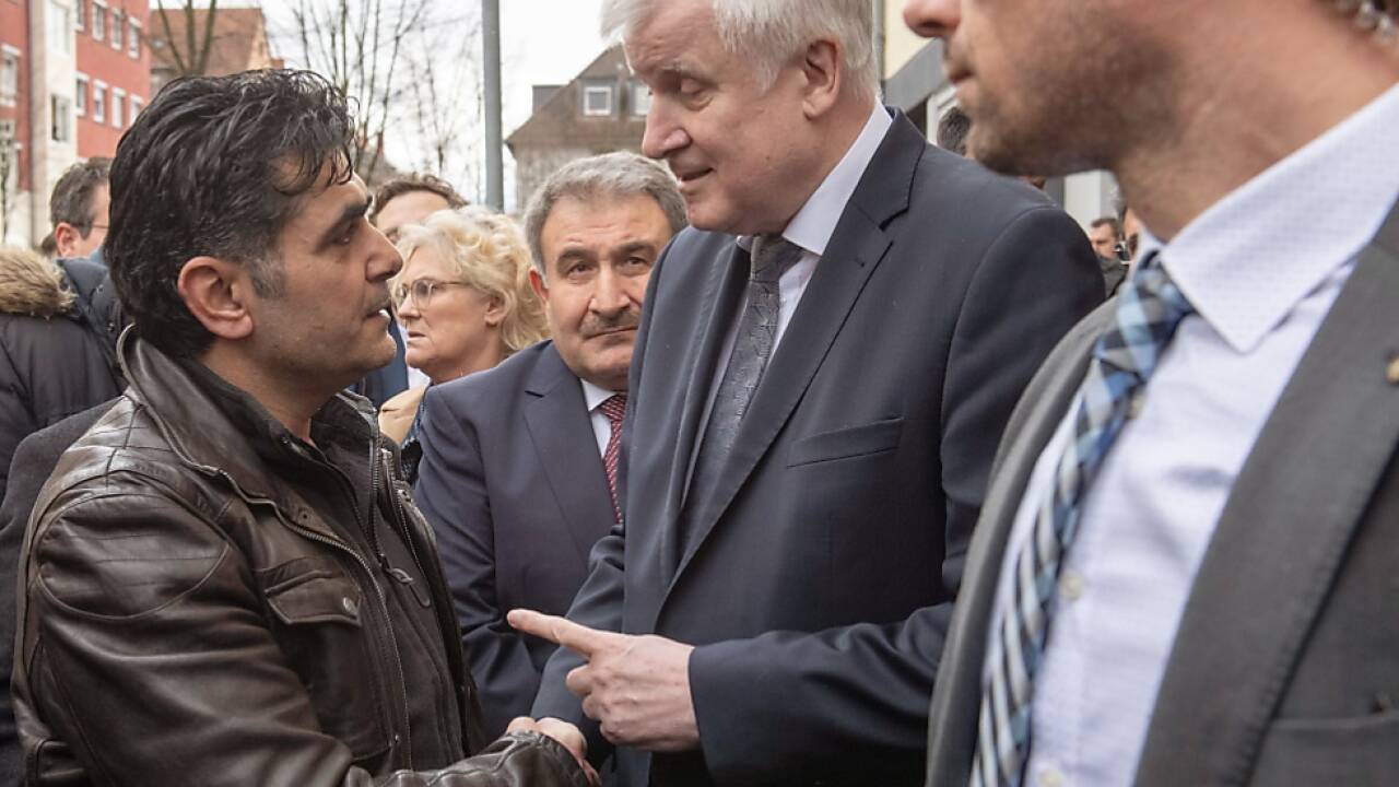 Innenminister Seehofer sieht Gefährdungslage durch Rechtsextremismus  Innenminister Seehofer sieht Gefährdungslage durch Rechtsextremismus