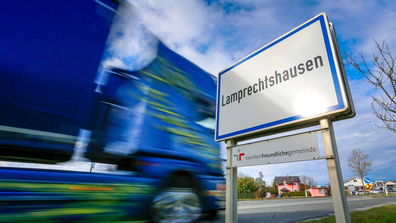 Mit dem Fahrverbot soll der Schwerverkehr durch Lamprechtshausen um mindestens zehn Prozent abnehmen. 