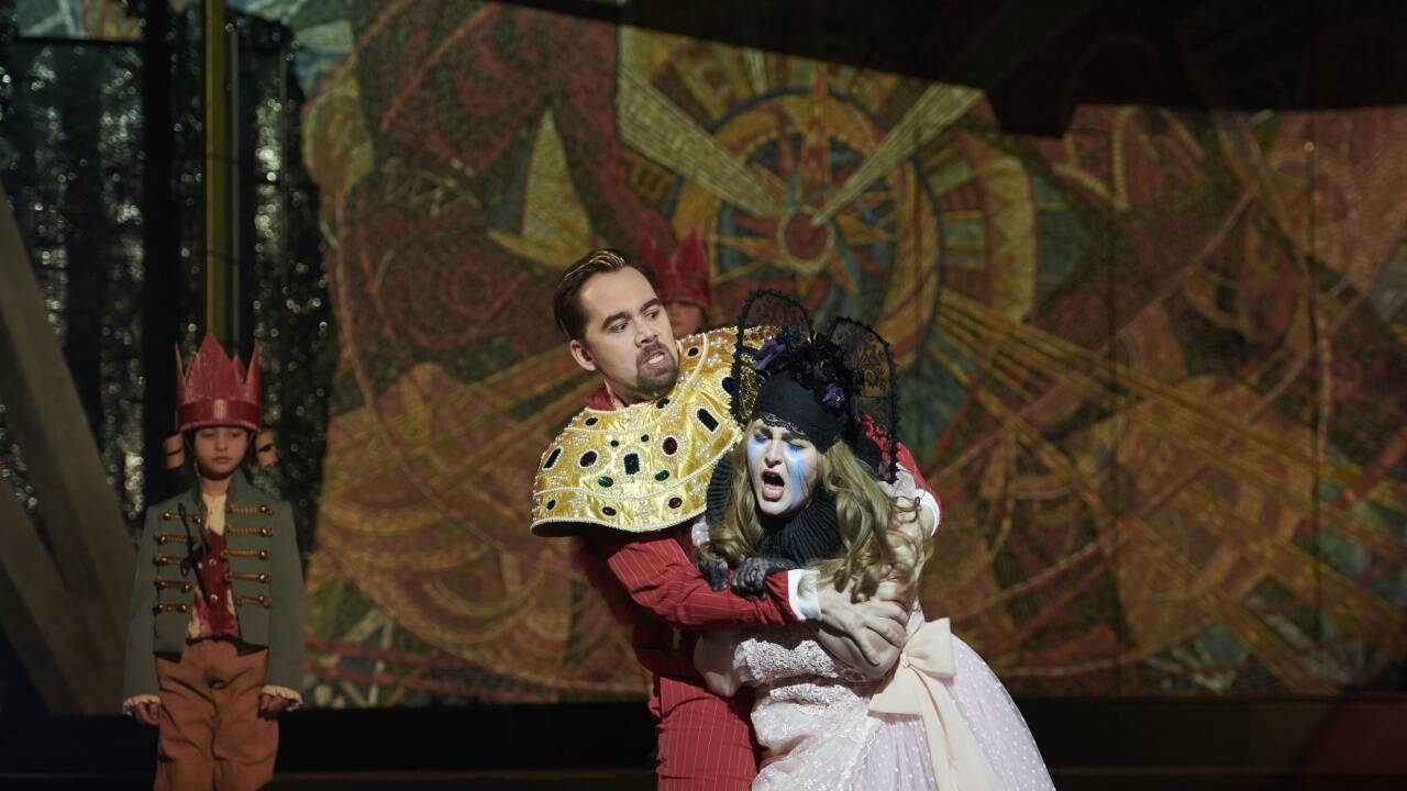 Szene aus „Boris“ von Modest Mussorgski/Sergej Newski in der Staatsoper Stuttgart. Szene aus „Boris“ von Modest Mussorgski/Sergej Newski in der Staatsoper Stuttgart.