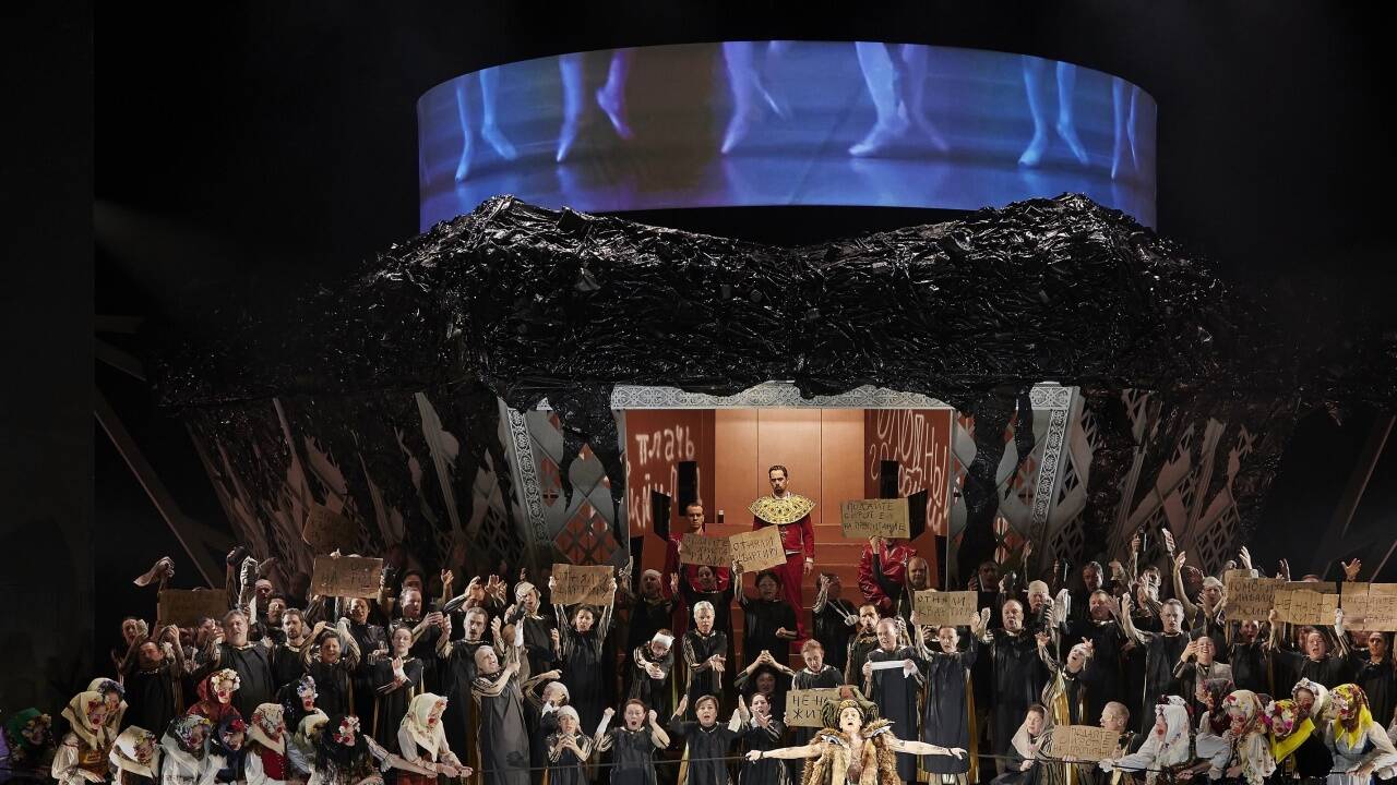 Szene aus „Boris“ von Modest Mussorgski/Sergej Newski in der Staatsoper Stuttgart. Szene aus „Boris“ von Modest Mussorgski/Sergej Newski in der Staatsoper Stuttgart.