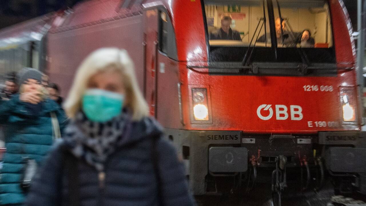 Der aus Furcht vor dem Coronavirus am Brenner gestoppte Zug ist mit mehrstündiger Verspätung am frühen Montagmorgen in München angekommen.  