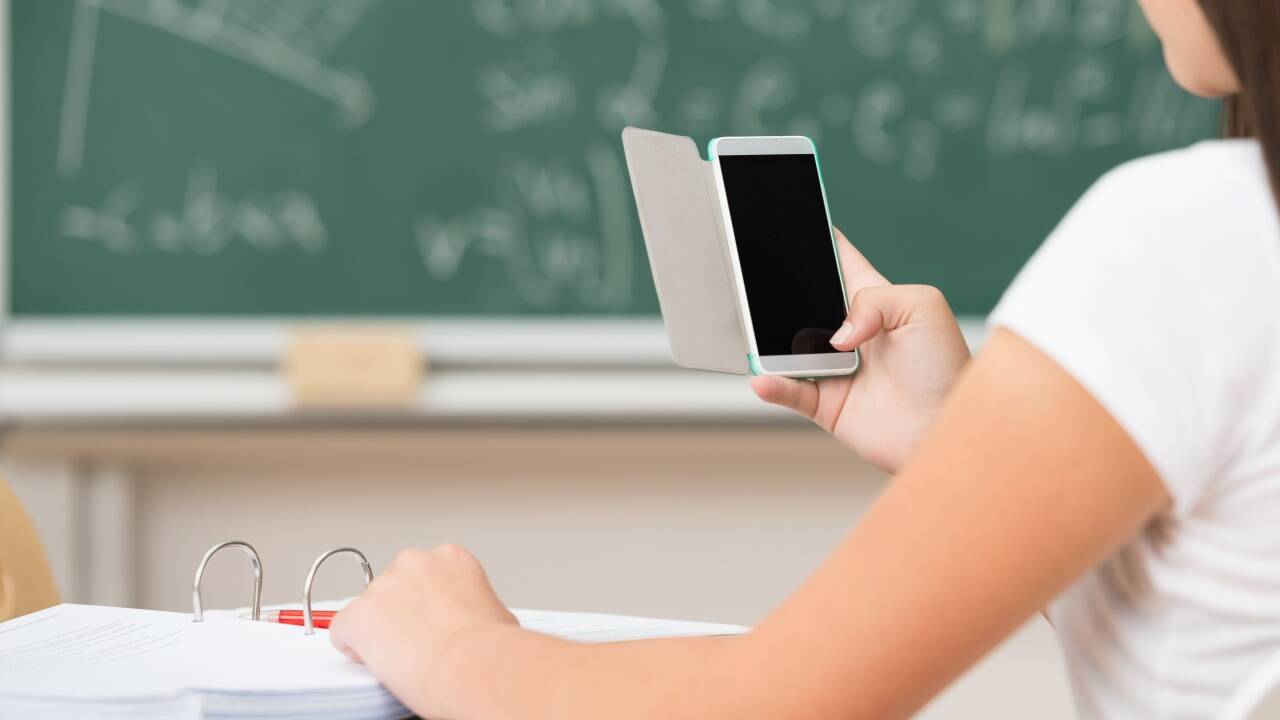Handy im Unterricht – nützliche Hilfe oder unerträglicher Störenfried? 