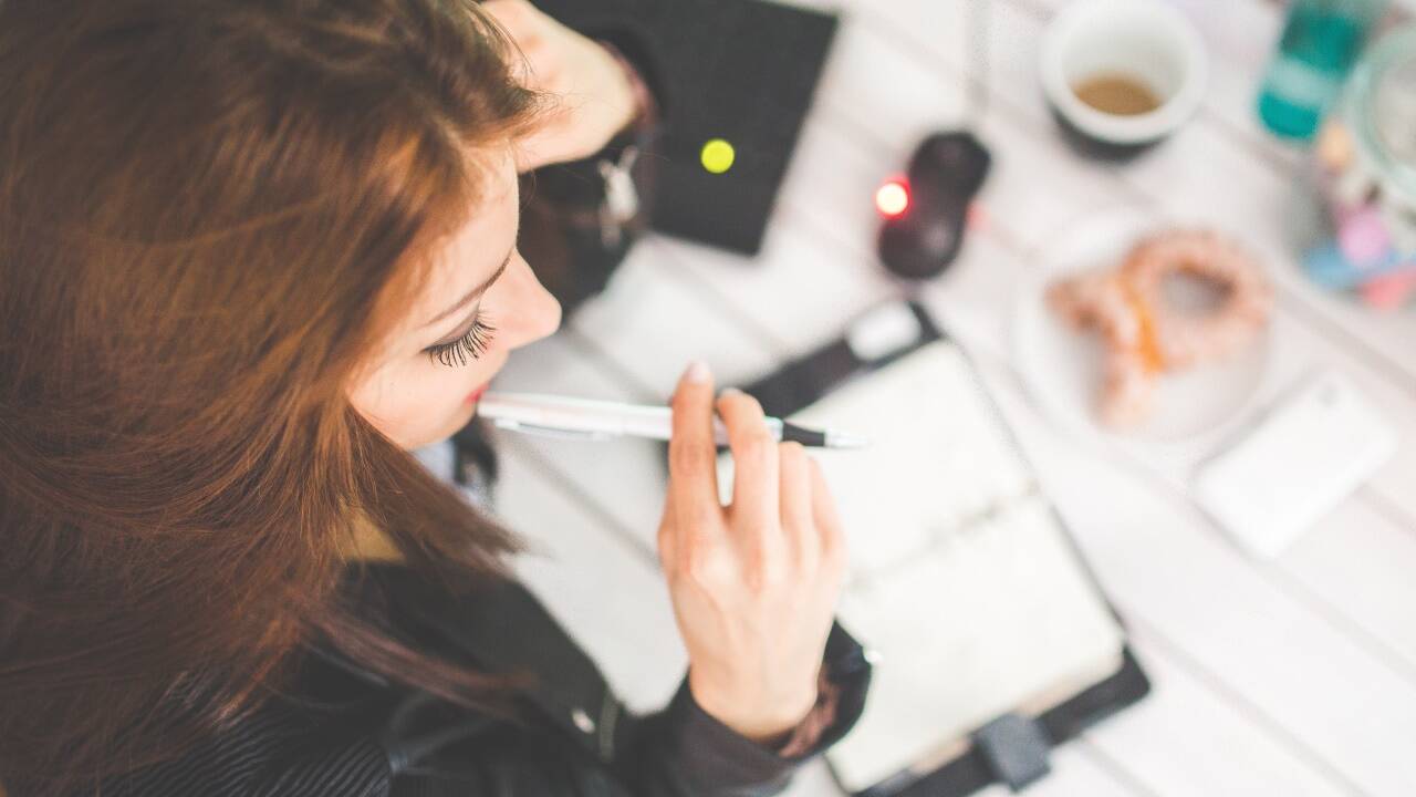 Unser Alltag hält eine Vielzahl an Entscheidungen für uns parat. Manche treffen wir durch unsere Erfahrungen oder aus der Intuition heraus, andere wiederum lassen uns nächtelang nicht schlafen.  Unser Alltag hält eine Vielzahl an Entscheidungen für uns parat. Manche treffen wir durch unsere Erfahrungen oder aus der Intuition heraus, andere wiederum lassen uns nächtelang nicht schlafen.