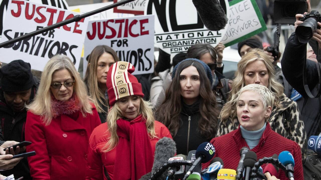 Die US-Schauspielerin Rose McGowan (rechts) gehörte zu den ersten Frauen, die Vorwürfe wegen sexueller Belästigung gegen den Produzenten Harvey Weinstein erhoben und den sogenannten Weinstein-Skandal ins Rollen brachten. Das Bild wurde bei einer Pressekonferenz im Jänner aufgenommen. Die US-Schauspielerin Rose McGowan (rechts) gehörte zu den ersten Frauen, die Vorwürfe wegen sexueller Belästigung gegen den Produzenten Harvey Weinstein erhoben und den sogenannten Weinstein-Skandal ins Rollen brachten. Das Bild wurde bei einer Pressekonferenz im Jänner aufgenommen.