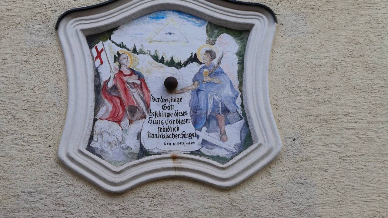 Dieses Votivbild mit einer Kanonenkugel ist ein Relikt aus der Zeit der Franzosenkriege.  