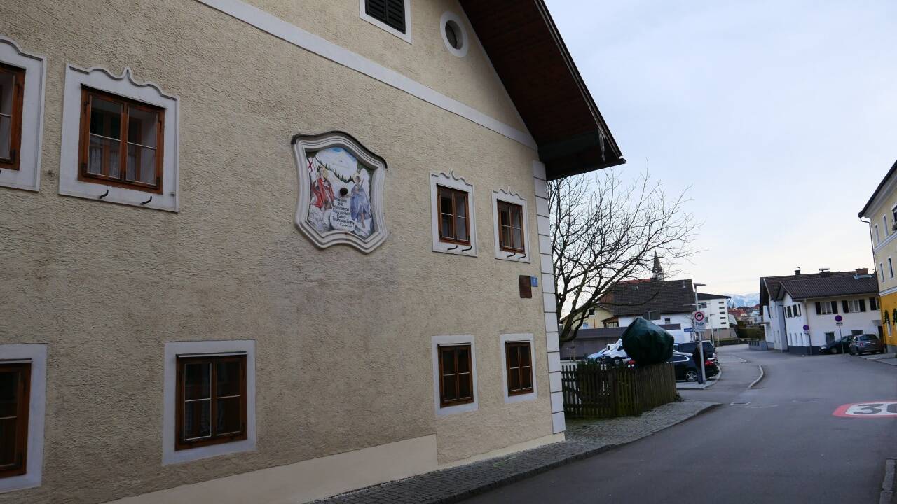 Das Votivbild prangt auf dem Haus Schöffleutgasse 3 im Stille-Nacht-Bezirk in Oberndorf.  