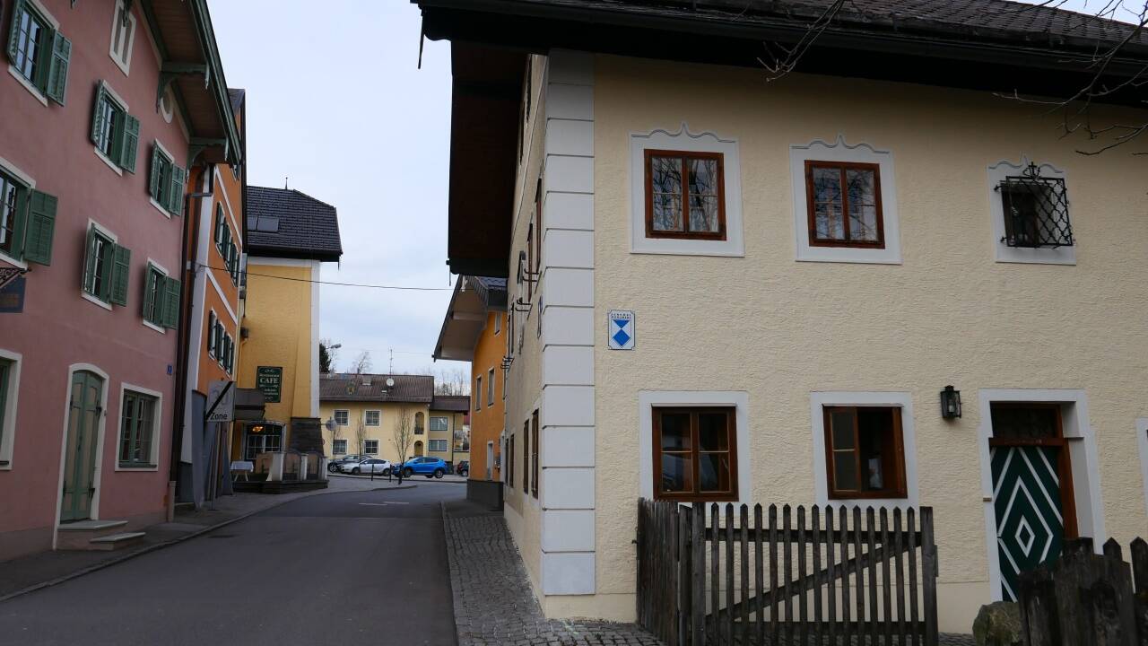Das Votivbild prangt auf dem Haus Schöffleutgasse 3 im Stille-Nacht-Bezirk in Oberndorf.  