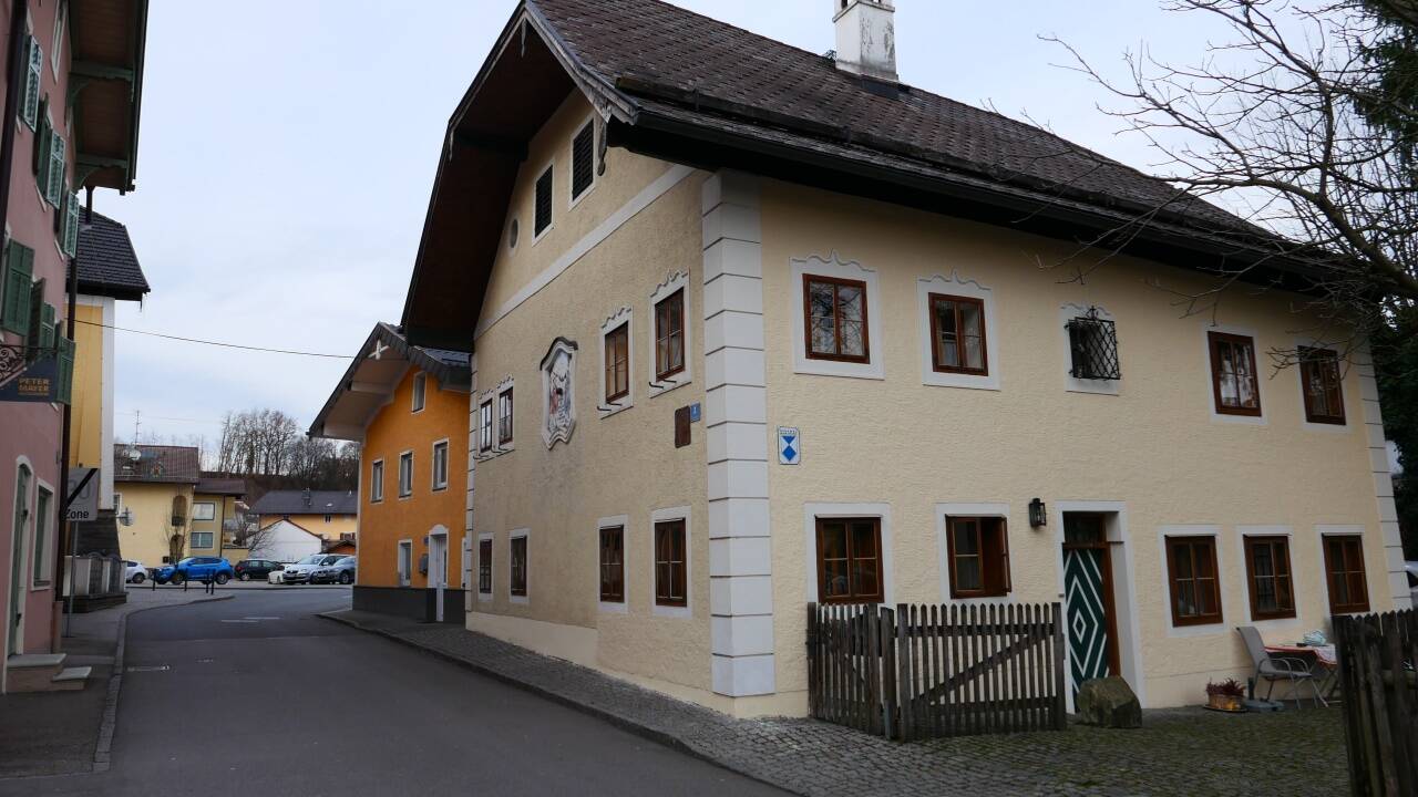 Das Votivbild prangt auf dem Haus Schöffleutgasse 3 im Stille-Nacht-Bezirk in Oberndorf.  