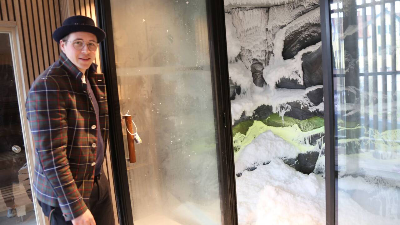 Martin Ablinger vor dem Snowroom im Wellnessbereich. 