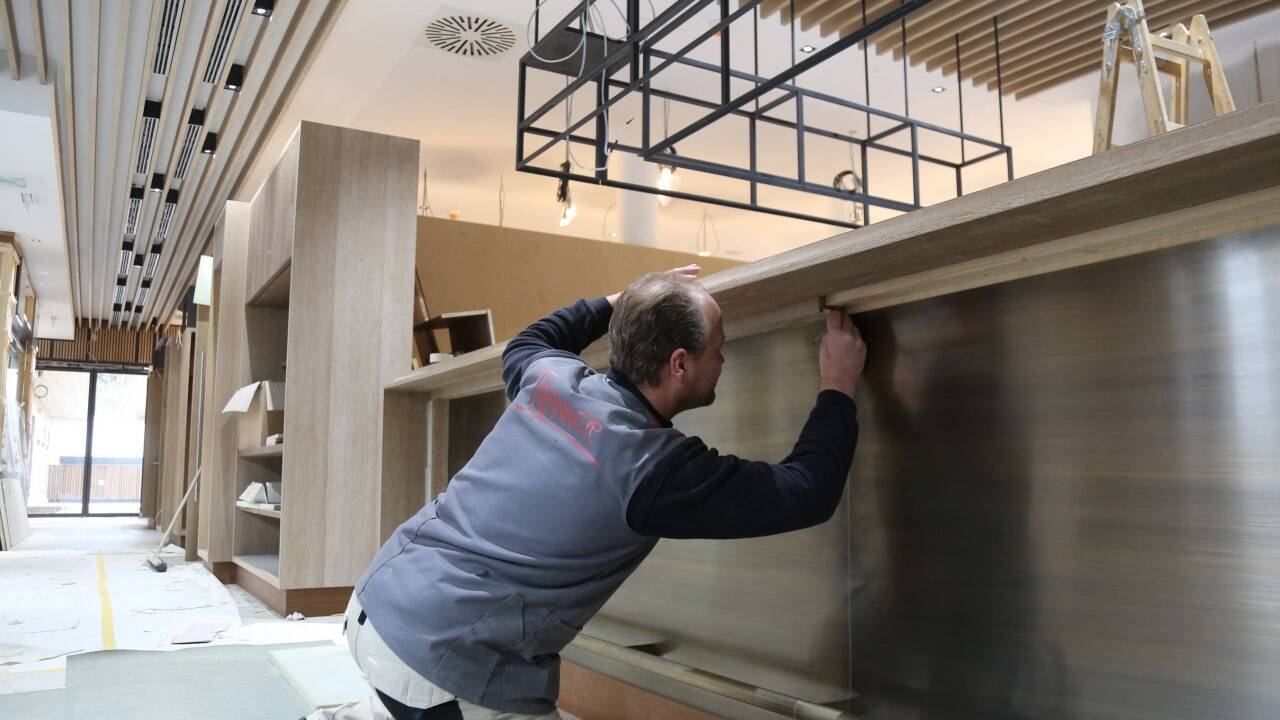 An der mit Messing abgedeckten Hotelbar wird noch eifrig gearbeitet. 