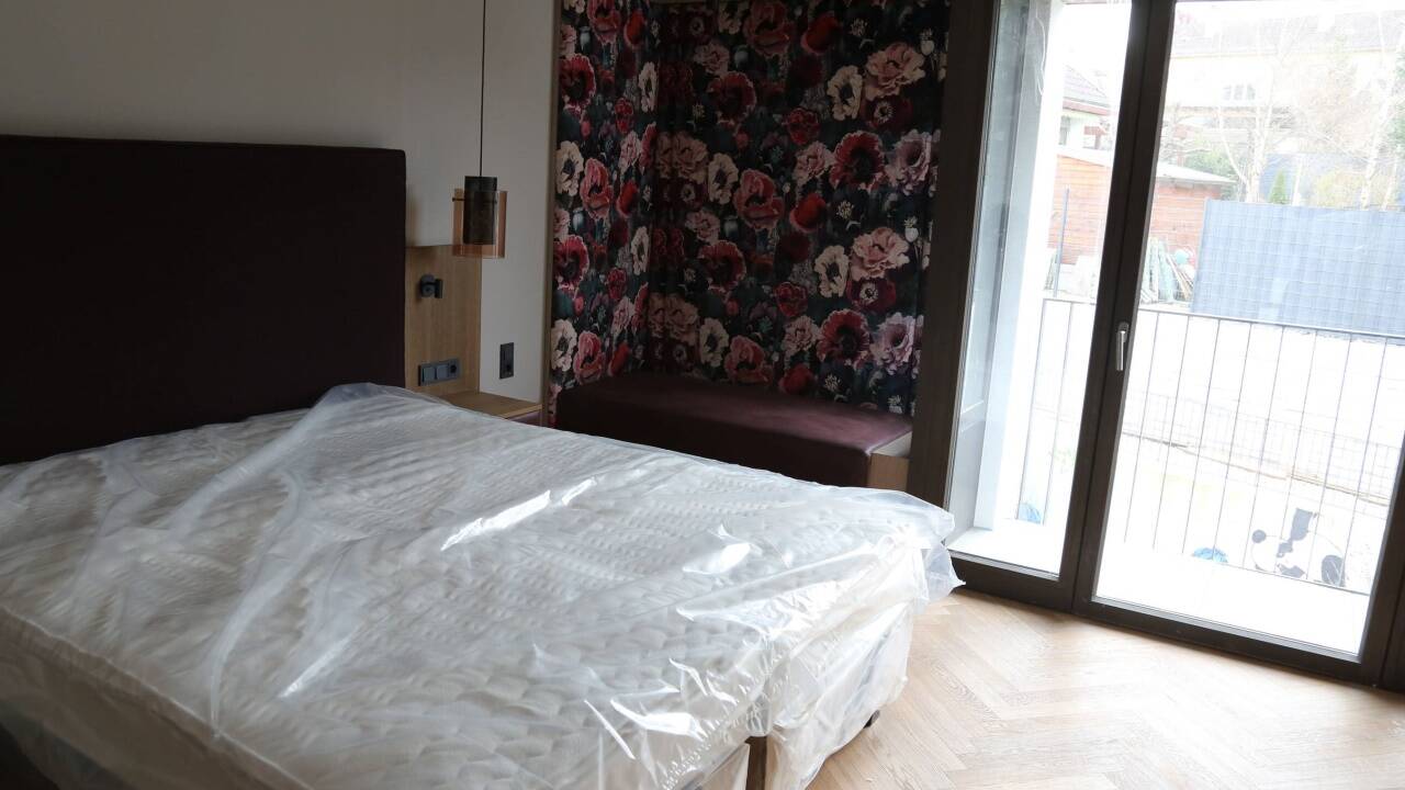 Hotelzimmer – hier sind die Matratzen noch mit Schutzfolie vor Staub geschützt. 