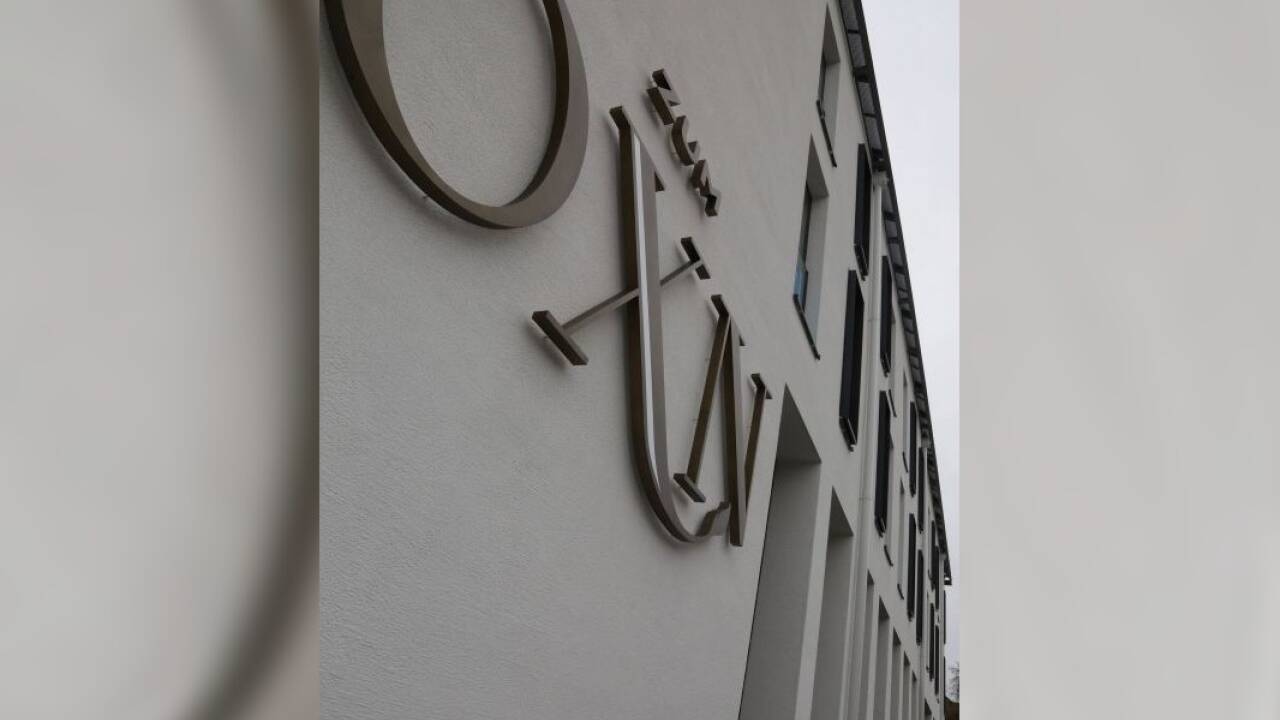 Der Schritzug „Zum Oxn“ ziert die Hotelfassade. 
