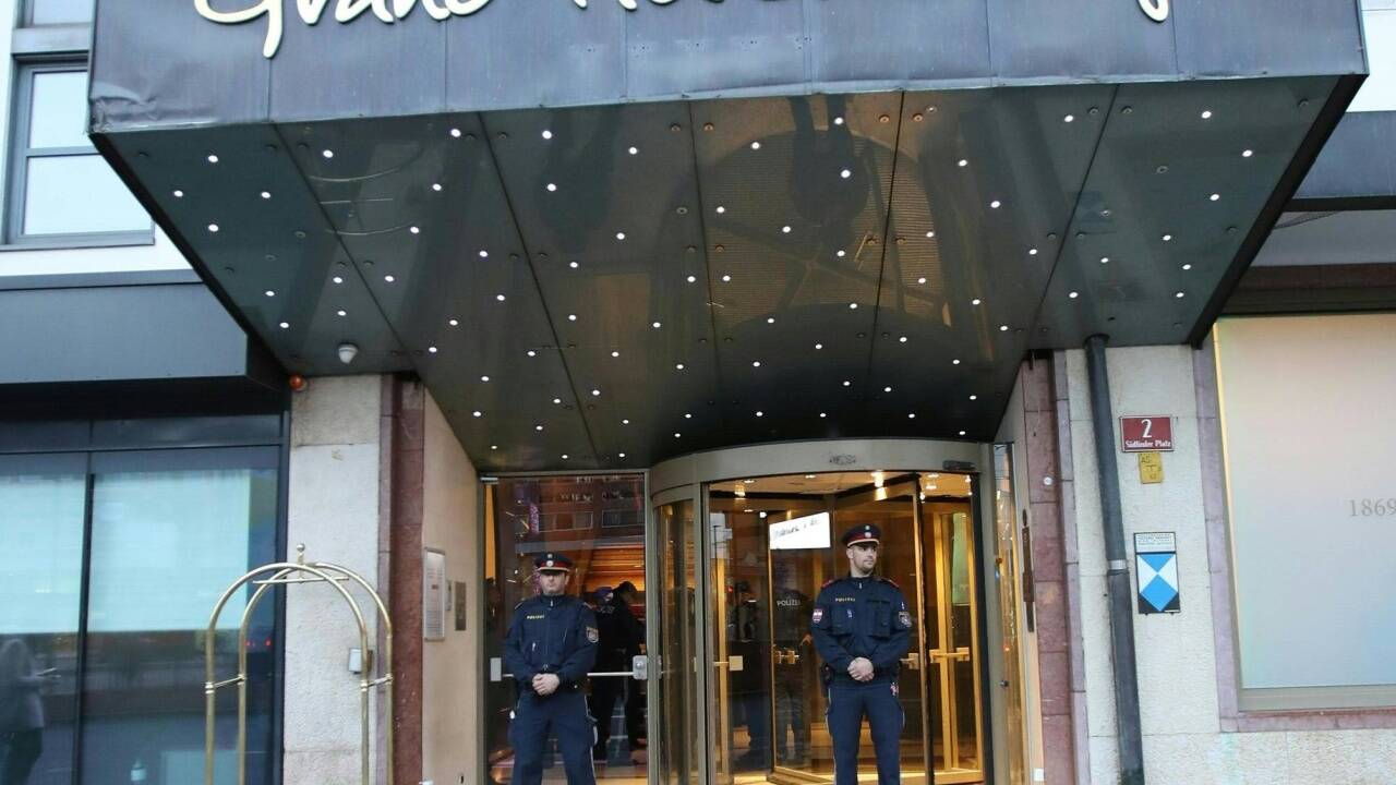 Polizeibeamte am Dienstag, 25. Februar 2020, vor dem Grand Hotel Europa in Innsbruck.  