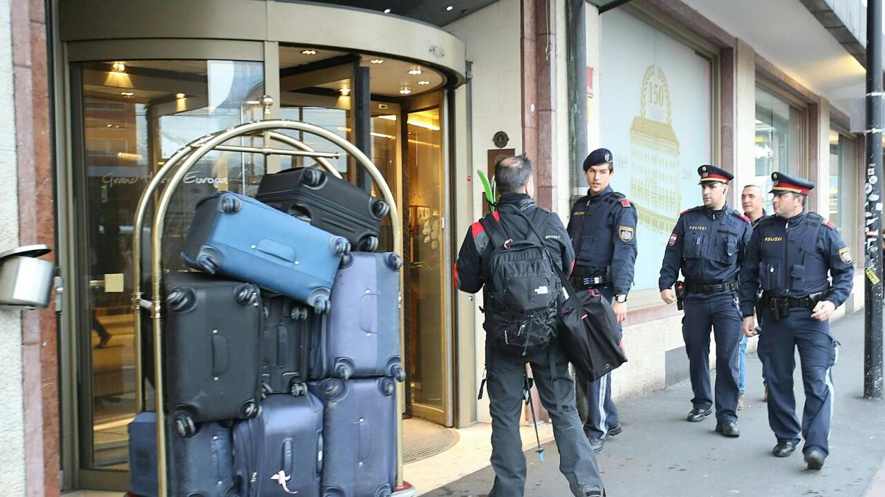 Polizeibeamte am Dienstag, 25. Februar 2020, vor dem Grand Hotel Europa in Innsbruck.  