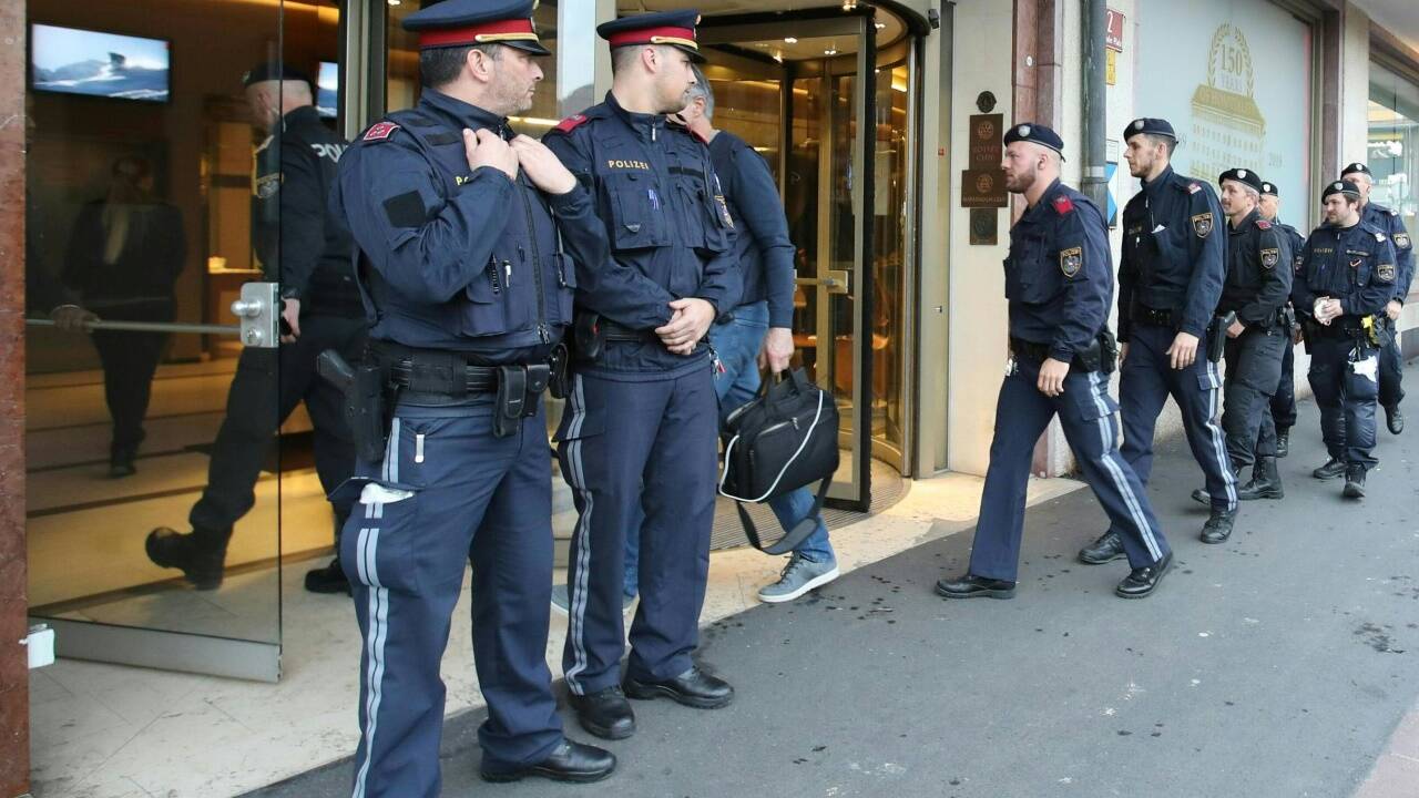 Polizeibeamte am Dienstag, 25. Februar 2020, vor dem Grand Hotel Europa in Innsbruck.  