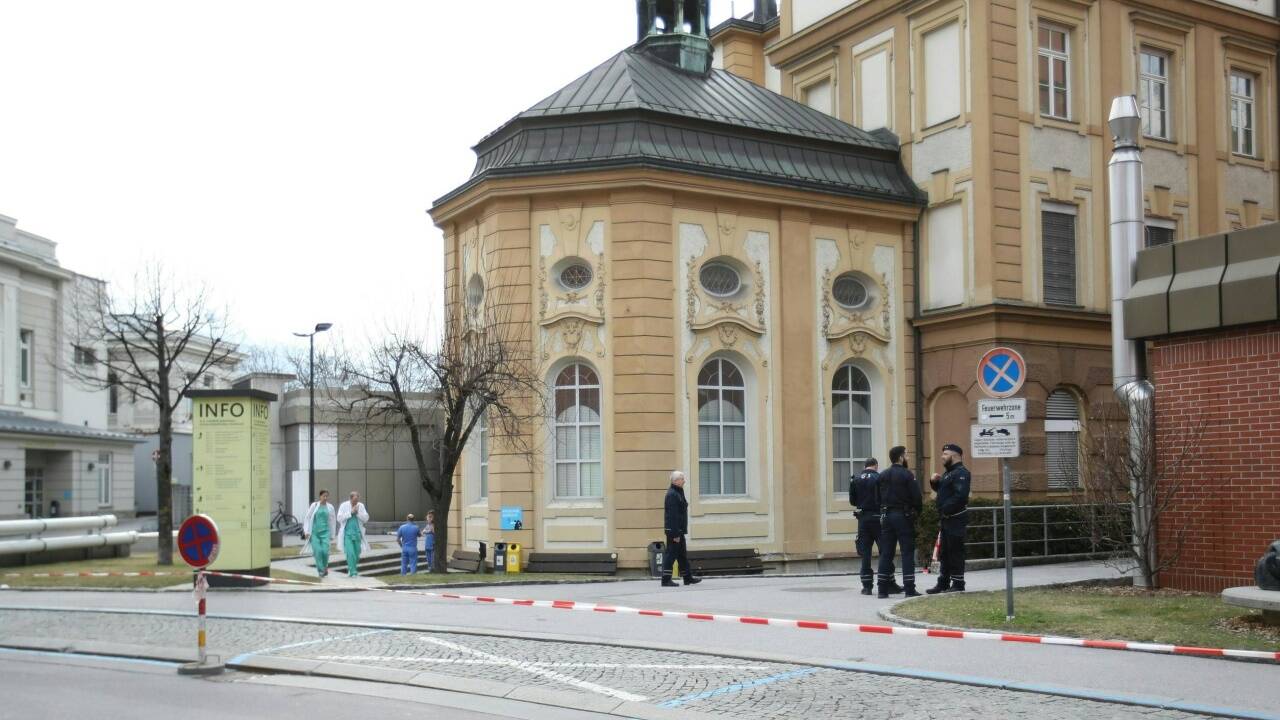 Eine Absperrung und Einsatzkräfte der Polizei vor der Einfahrt zur Infektiologie der Universitätsklinik Innsbruck aufgenommen am Dienstag, 25. Februar 2020. 