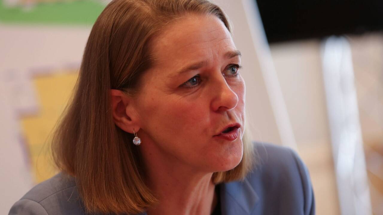 Landesrätin Andrea Klambauer bleibt dabei: Die Frauenhäuser werden ausgeschrieben. „Statt verschiedene Vereine jährlich zu fördern, wird die wertvolle Arbeit in den Frauenhäusern nun durch eine langfristige Finanzierung abgesichert.“ Landesrätin Andrea Klambauer bleibt dabei: Die Frauenhäuser werden ausgeschrieben. „Statt verschiedene Vereine jährlich zu fördern, wird die wertvolle Arbeit in den Frauenhäusern nun durch eine langfristige Finanzierung abgesichert.“