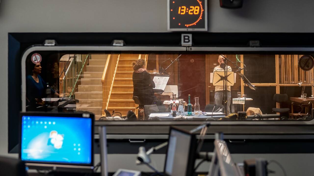 Blick vom Regieraum in das große Hörspielstudio des ORF in Wien. 